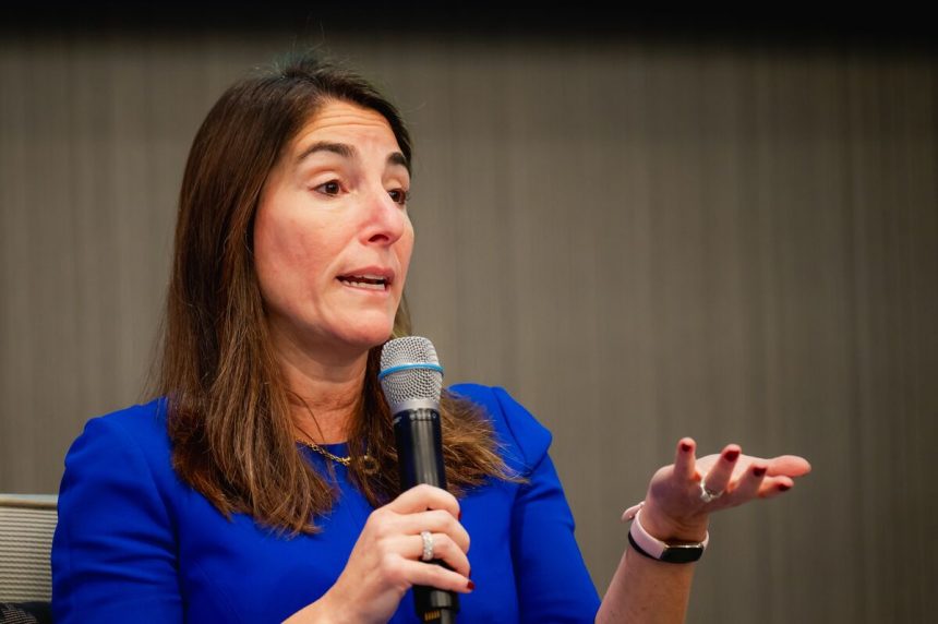 hammack-de-la-fed-dice-que-la-pausa-en-los-recortes-de-tasas-es-su-argumento-base-por-ahora