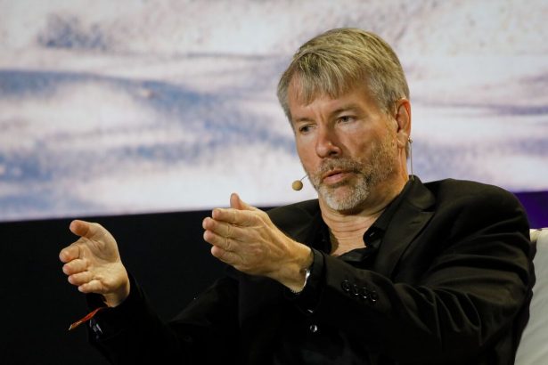 la-estrategia-de-saylor-aumenta-la-reserva-de-efectivo-y-detiene-las-compras-de-bitcoin