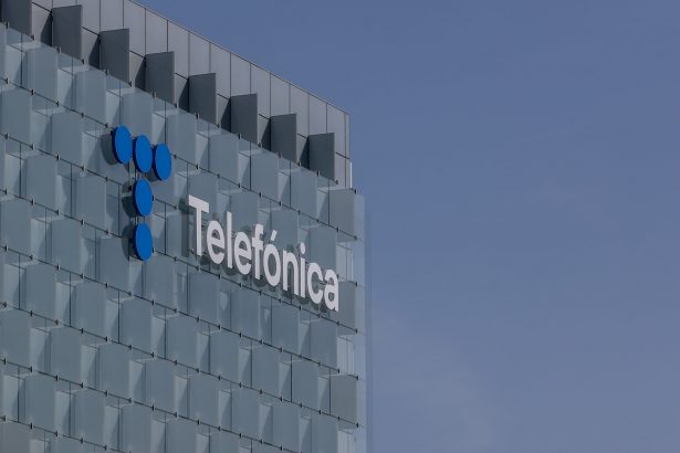 telefonica-firma-con-los-sindicatos-el-ere,-que-tendra-un-coste-de-2500-millones-para-5.500-salidas