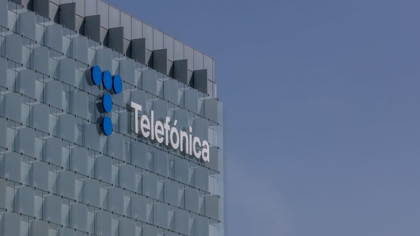 telefonica-firma-con-los-sindicatos-el-ere,-que-tendra-un-coste-de-2500-millones-para-5.500-salidas