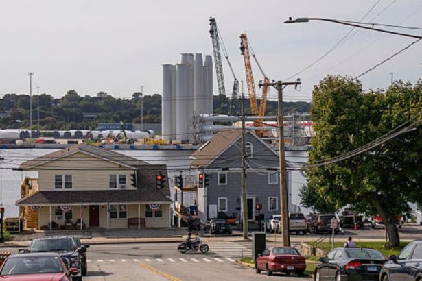 lamont-de-connecticut-critica-la-orden-de-trump-de-detener-proyectos-de-energia-eolica