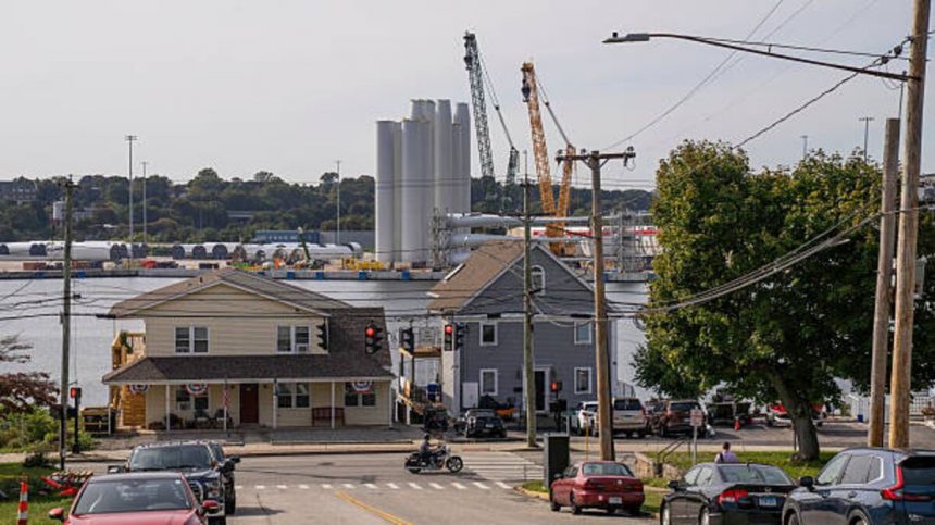 lamont-de-connecticut-critica-la-orden-de-trump-de-detener-proyectos-de-energia-eolica