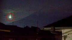 ver:-meteoro-ilumina-el-cielo-sobre-el-monte-fuji-en-japon