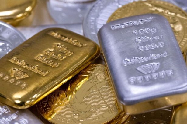 las-acciones-rondan-records-a-medida-que-la-plata-se-vuelve-volatil:-los-mercados-cierran