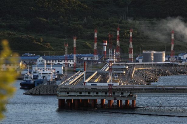 los-precios-del-petroleo-retroceden-ligeramente;-los-inversores-temen-las-tensiones-entre-rusia-y-ucrania