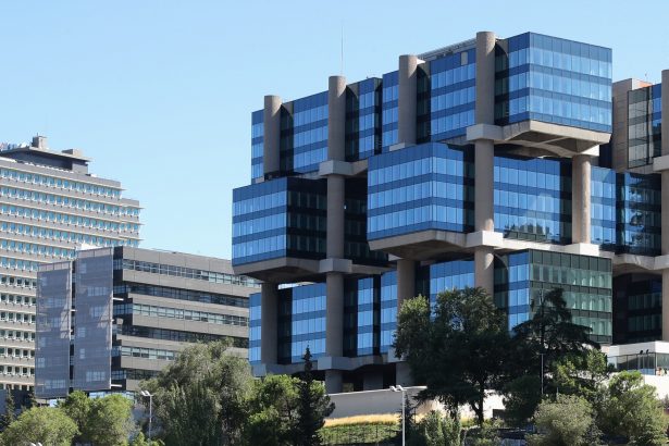 el-iconico-edificio-de-los-cubos-en-madrid,-a-la-venta