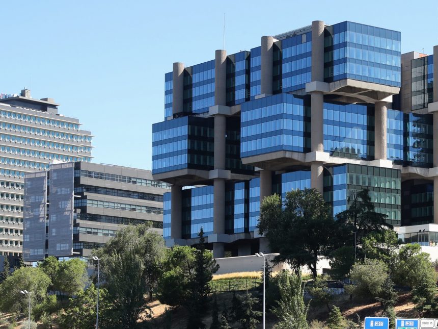 el-iconico-edificio-de-los-cubos-en-madrid,-a-la-venta