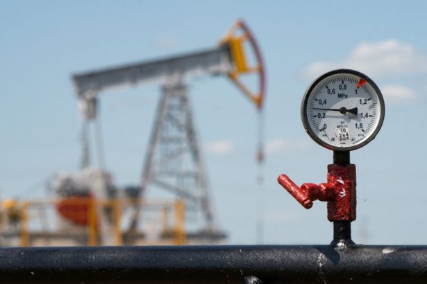 el-petroleo-sube,-pero-el-brent-va-camino-de-sufrir-la-racha-mas-larga-de-perdidas-anuales-en-2025