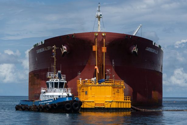 el-petroleo-se-dirige-a-la-perdida-anual-mas-profunda-desde-2020-por-preocupaciones-sobre-el-excedente