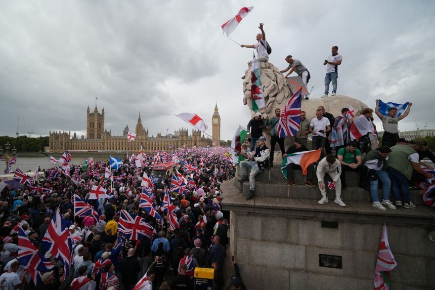 la-policia-‘asalto’-cuando-miles-asisten-al-evento-tommy-robinson-en-londres