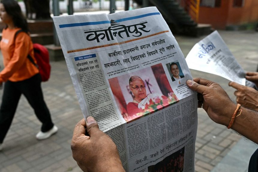 el-ex-jefe-de-justicia-de-nepal-juro-como-pm-interino-despues-de-los-disturbios