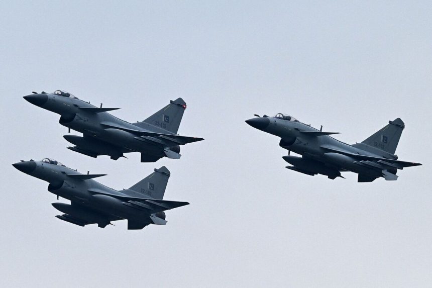 el-presidente-de-pakistan,-visita-el-fabricante-de-aviones-chinos-a-medida-que-crecen-los-lazos-de-defensa