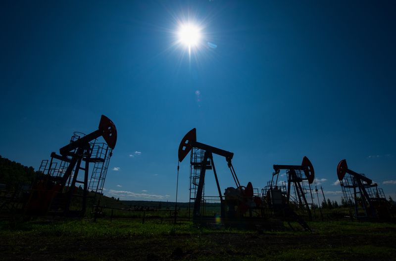 el-petroleo-constante-a-medida-que-el-mercado-pesa-el-riesgo-de-suministro-de-los-ataques-a-las-refinerias-rusas