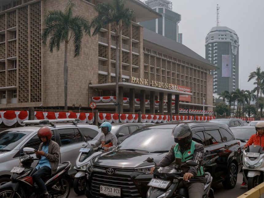 indonesia-pesa-un-nuevo-mandato-del-banco-central;-rupia-se-debilita
