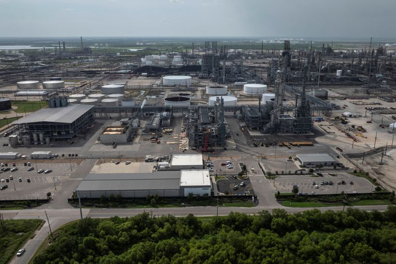 como-una-refineria-de-texas-convierte-el-ganado-que-destruye-el-amazonas-en-combustible-para-reaccion-‘verde’