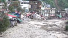 las-casas-danadas,-los-autos-barrieron-mientras-las-lluvias-inundan-el-uttarakhand-de-la-india