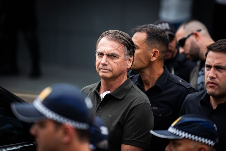 bolsonaro-de-brasil-hospitalizado-despues-de-sentirse-mal,-dice-su-hijo