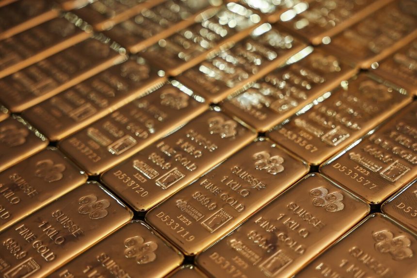 el-oro-se-mantiene-cerca-del-record-a-medida-que-el-dolar-se-hunde-antes-de-la-decision-de-la-tasa-de-la-alimentacion