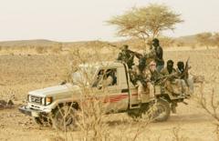 los-camiones-se-incendian-a-medida-que-los-militantes-bloquean-la-ruta-comercial-de-senegal-mali