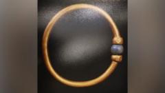 busca-la-antiguedad-del-antiguo-brazalete-de-oro-egipcio-en-el-museo-del-cairo