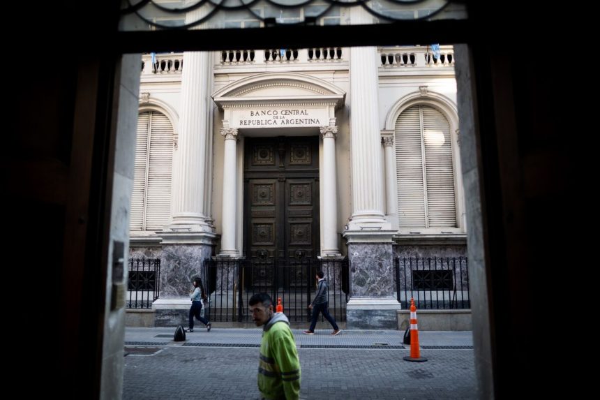 argentina-central-bank-interviene-cuando-peso-golpea-el-limite-de-la-banda-fx