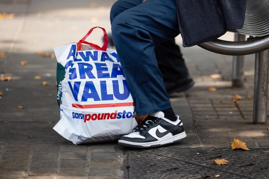 la-alta-inflacion-esta-erosionando-la-confianza-del-consumidor-del-reino-unido,-la-encuesta-encuentra