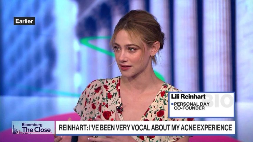 lili-reinhart-de-riverdale-en-el-dia-personal-de-la-marca-para-el-cuidado-de-la-piel