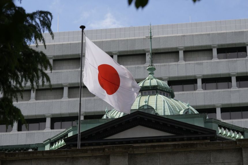 boj-comenzara-a-vender-etfs,-mantiene-las-tasas-estables-en-el-voto-impugnado