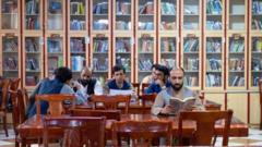 libros-de-prohibicion-de-los-talibanes-escritos-por-mujeres-de-universidades-afganas