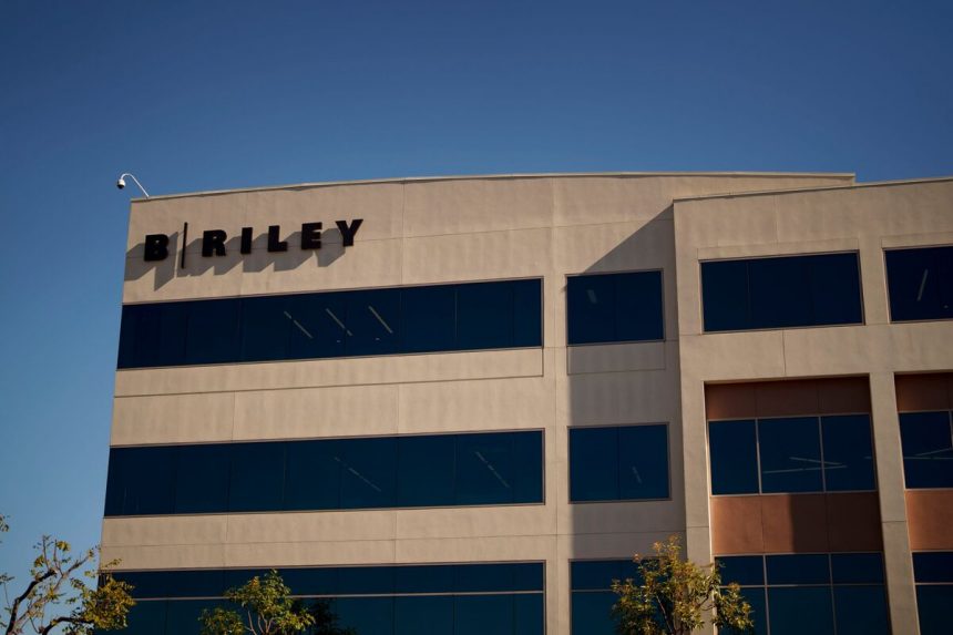 b.-riley-presenta-10-k,-pero-los-informes-vencidos-aun-pongan-en-peligro-la-lista