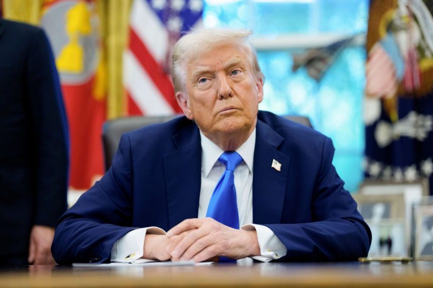 trump-dice-que-ee-uu.-hit-golpeo-el-bote-de-trafico-de-drogas,-matando-a-tres-en-huelga