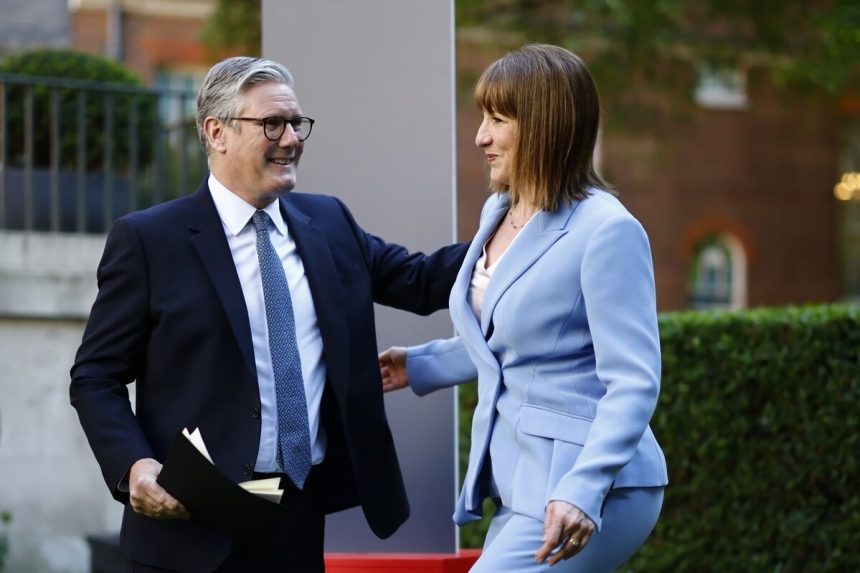 los-aliados-de-starmer-corren-para-evitar-la-explosion-del-presupuesto-que-acelera-su-caida