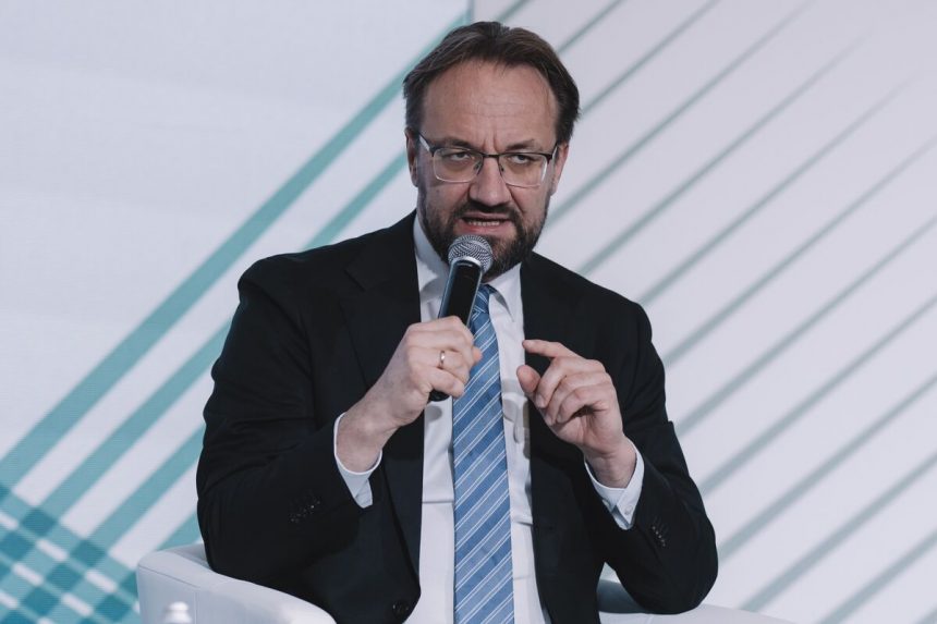 el-bce-necesita-un-corte-de-diciembre-para-alcanzar-de-manera-segura-la-inflacion-del-2%,-dice-simkus