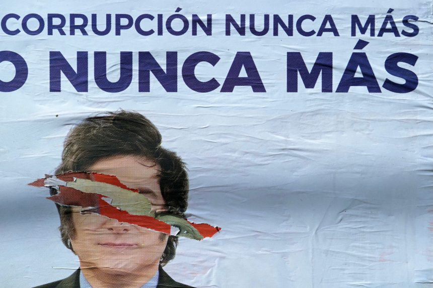 la-motosierra-de-milei-se-cala:-el-‘milagro’-economico-de-argentina-amenaza-con-acabar-en-pesadilla