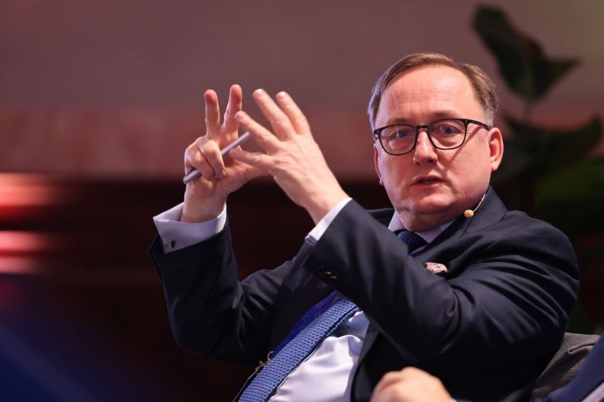 el-bce-no-debe-apresurarse-el-proximo-movimiento-con-precios-en-target,-dice-kazaks