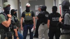 california-prohibe-a-la-mayoria-de-las-fuerzas-del-orden-publico,-incluido-el-hielo-de-usar-mascaras