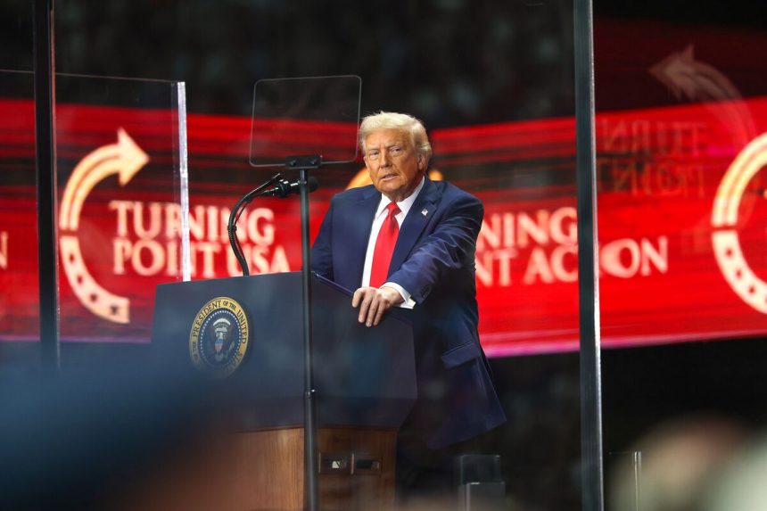 trump-llama-a-kirk-‘martir’-mientras-su-esposa-perdona-el-tirador
