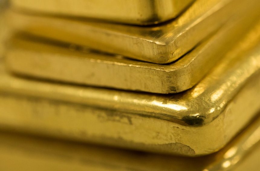 gold-se-mantiene-justo-por-debajo-del-record-mientras-los-comerciantes-esperan-las-pistas