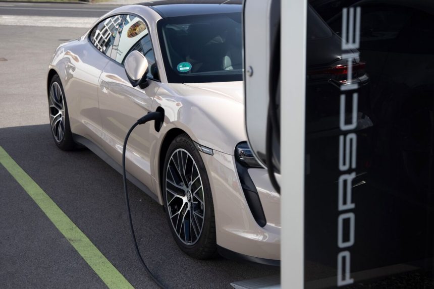 los-reflejos-de-retroceso-ev-de-porsche-en-el-imperio-auto-aleman