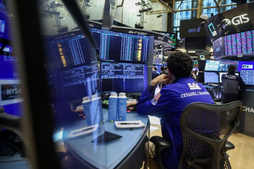 las-acciones-asiaticas-aumentan-a-medida-que-japon-se-maneja,-ganancias-en-dolares:-mercados-envoltura