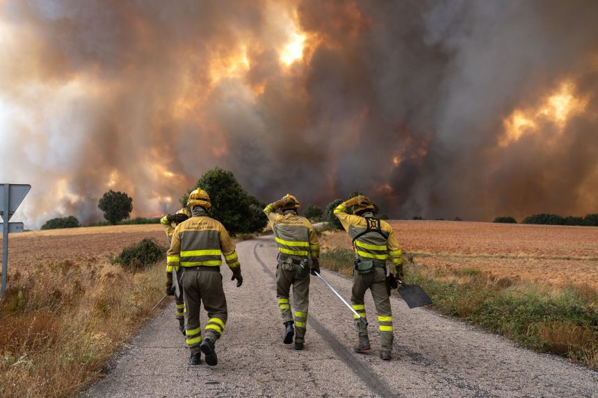 espana-redujo-la-plantilla-de-bomberos-en-2024-a-pesar-del-alto-riesgo-de-incendios