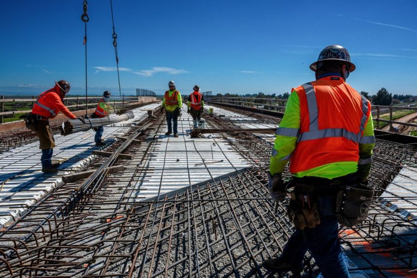 trump-redirigira-$-2.4-mil-millones-en-la-ayuda-ferroviaria-de-alta-velocidad-de-california