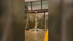 reloj:-moment-water-rompe-las-puertas-de-vidrio-del-hotel-hong-kong