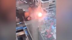 moment-sinkhole-derriba-lineas-electricas-en-la-concurrida-calle-de-bangkok