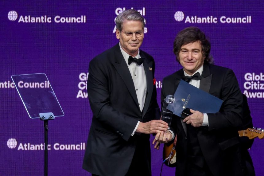 bessent-lauds-milei-en-midtown-gala-mientras-los-estados-unidos-planifican-argentina-rescue
