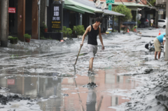 ‘sin-advertencia’-–-los-residentes-se-remontan-a-la-inundacion-mortal-despues-de-que-el-tifon-estalla-el-lago-de-taiwan