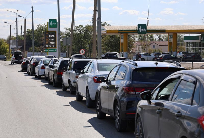 la-crisis-de-combustible-rusa-causa-largas-colas-y-dolores-de-cabeza-para-los-automovilistas