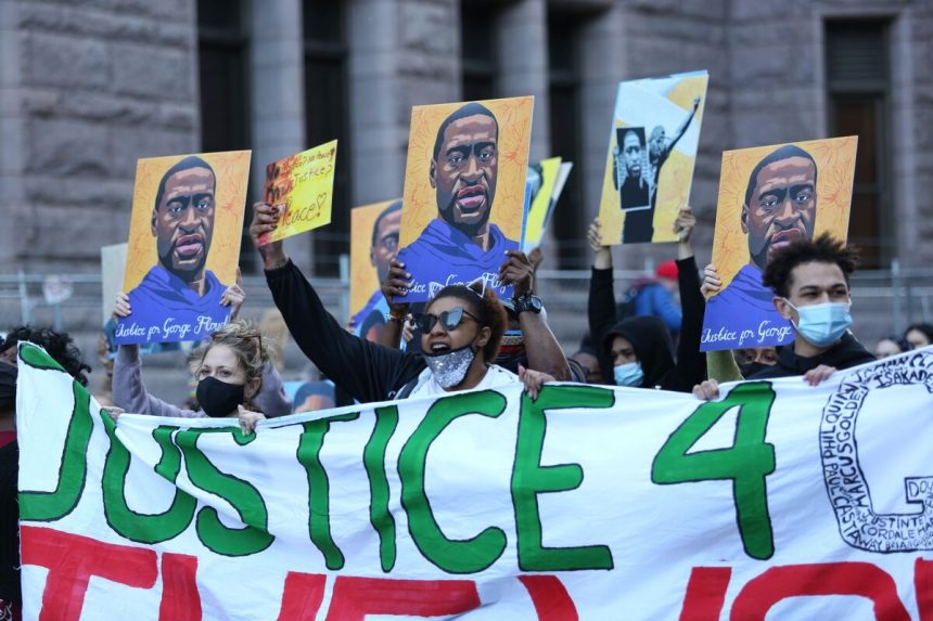 los-agentes-de-los-incendios-del-fbi-fotografiaron-arrodillado-durante-la-protesta-de-la-justicia-racial-de-2020,-dicen-las-fuentes-ap