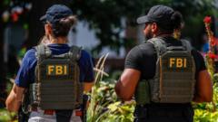 los-agentes-del-fbi-disparan-en-la-foto-de-arrodillado-a-george-floyd-protest,-informa-us-media