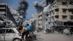 los-ataques-israelies-matan-a-docenas-en-gaza,-incluidos-los-civiles-que-buscan-ayuda,-dicen-los-trabajadores-de-la-salud